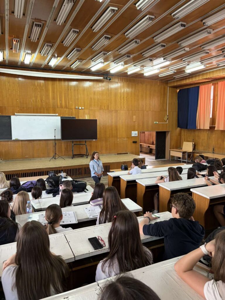 Представители на местни институции дискутират темите за употребата на наркотични вещества и рисковото поведение